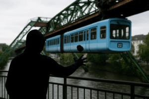 Unfassbar: 13-jähriger schleudert Steine auf fahrende Schwebebahn